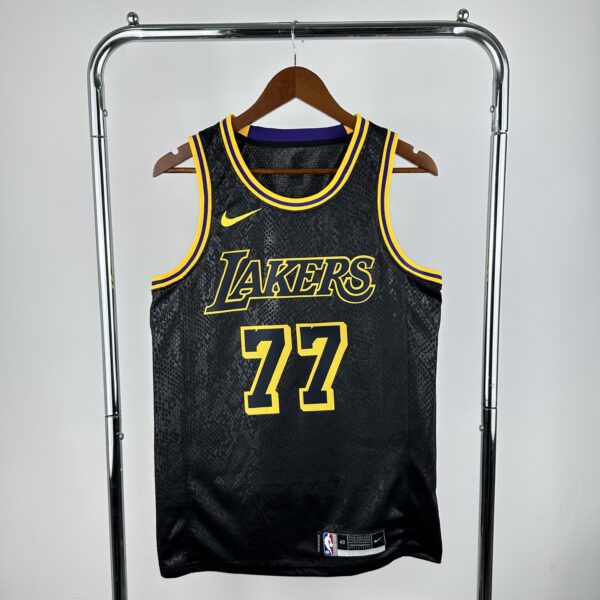 Luka Dončić 77 LAKERS SWINGMAN 2024/25 Mamba City Edition - obrazek 8