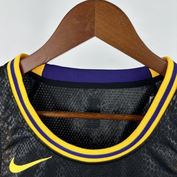 Luka Dončić 77 LAKERS SWINGMAN 2024/25 Mamba City Edition - obrazek 6